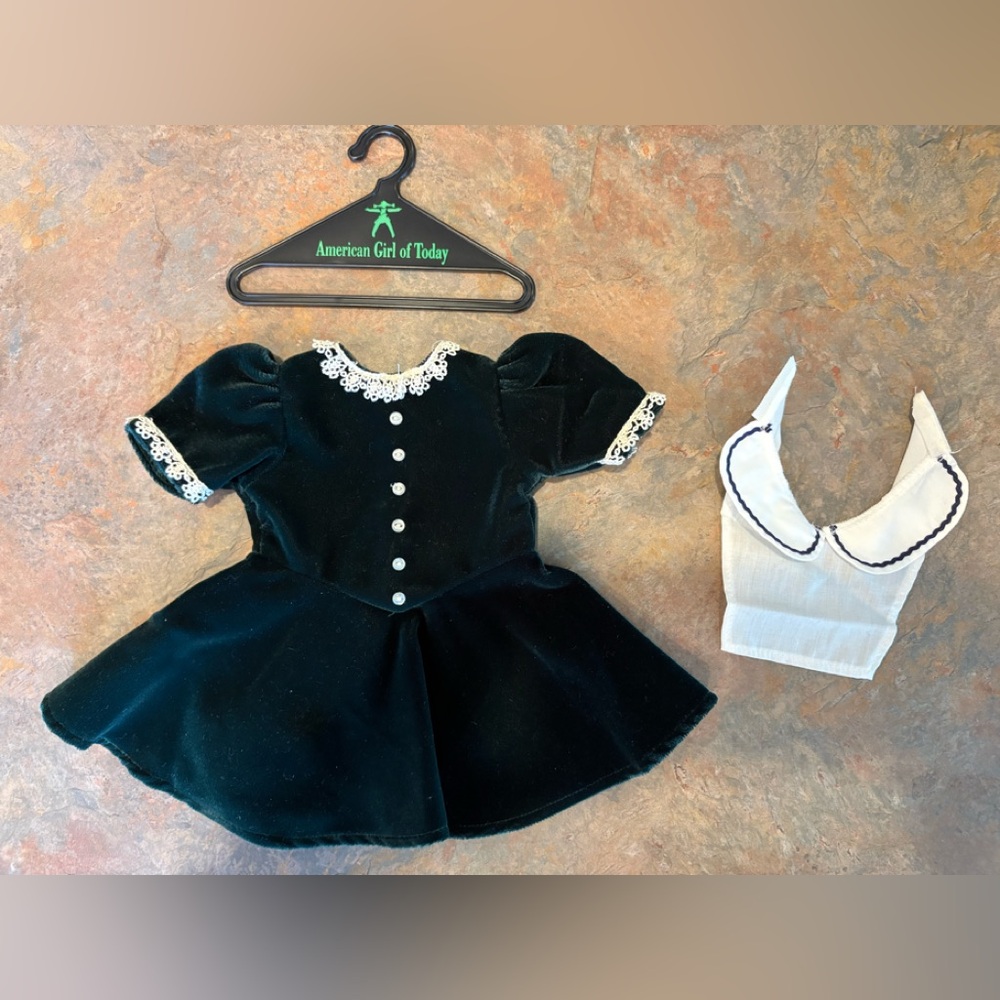 American Girl Green Velvet Dress with White Lace Collar NEW-Never worn